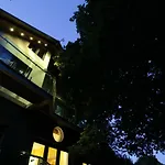 Belmont Penthouse דירה