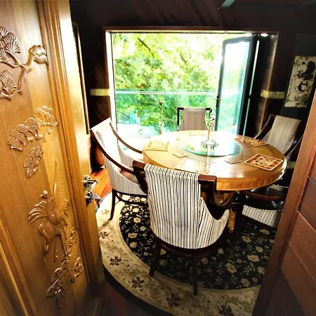 Belmont Deco Noir Ground Suite Pets Welcome * Bristol