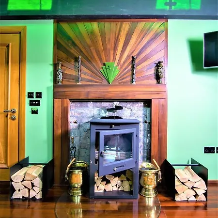 Belmont Deco Noir Ground Suite Pets Welcome *